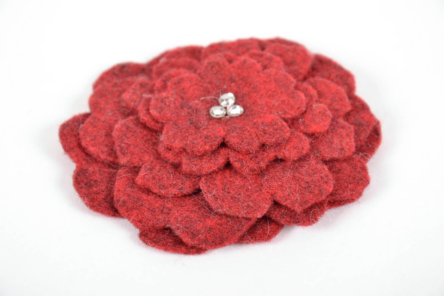 Grande broche fleur rouge faite main en laine photo 3