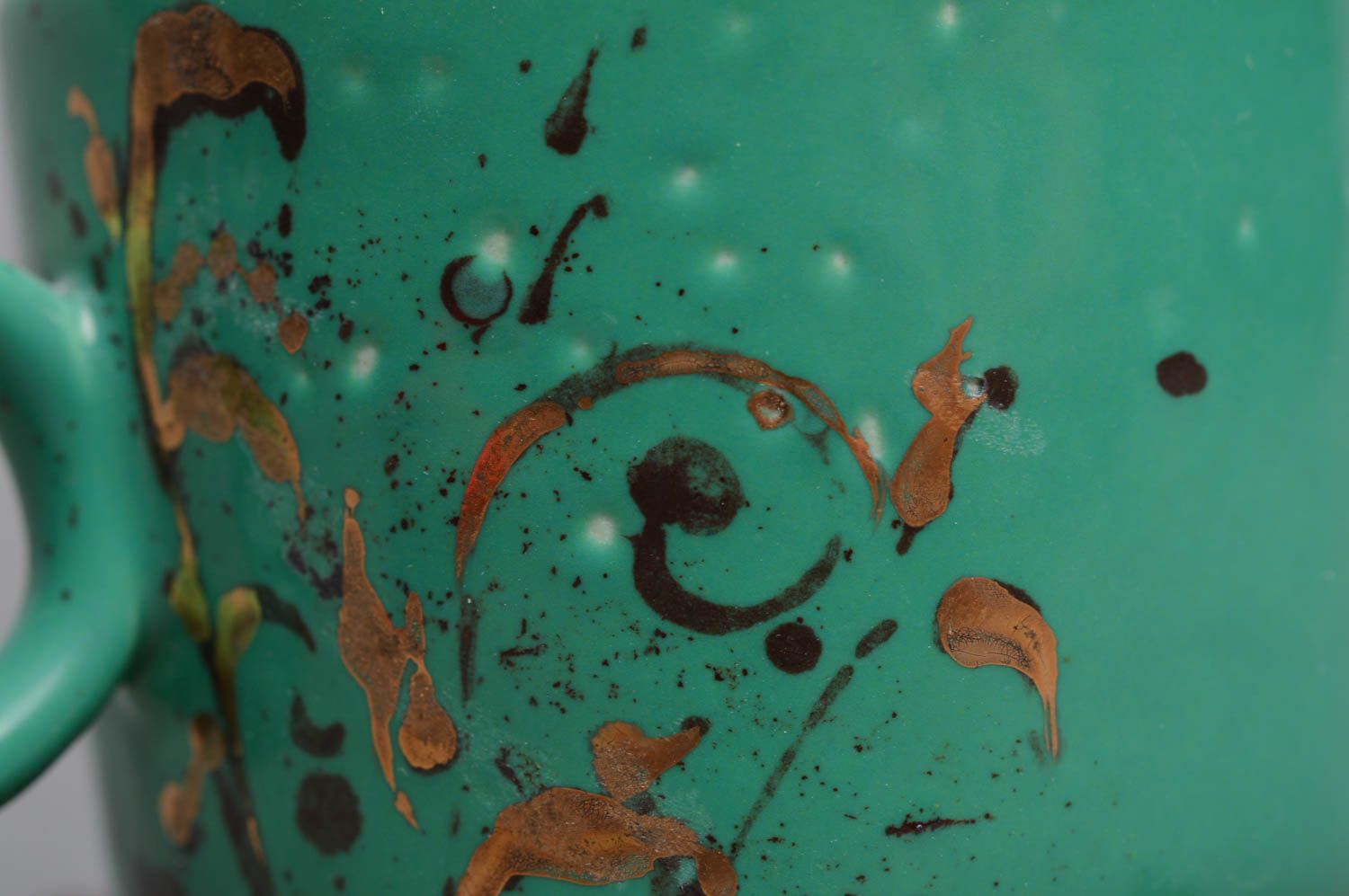Бирюзовая чашка из фарфора с блюдцем ручной работы расписанная глазурью фото 3