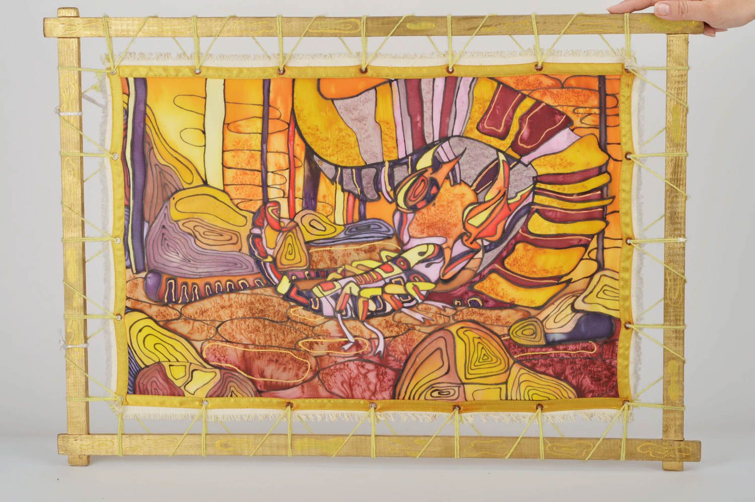 Handgemachtes Stoff Wandbild in Batik Skorpion für Interieur in Gelb und Rot foto 3