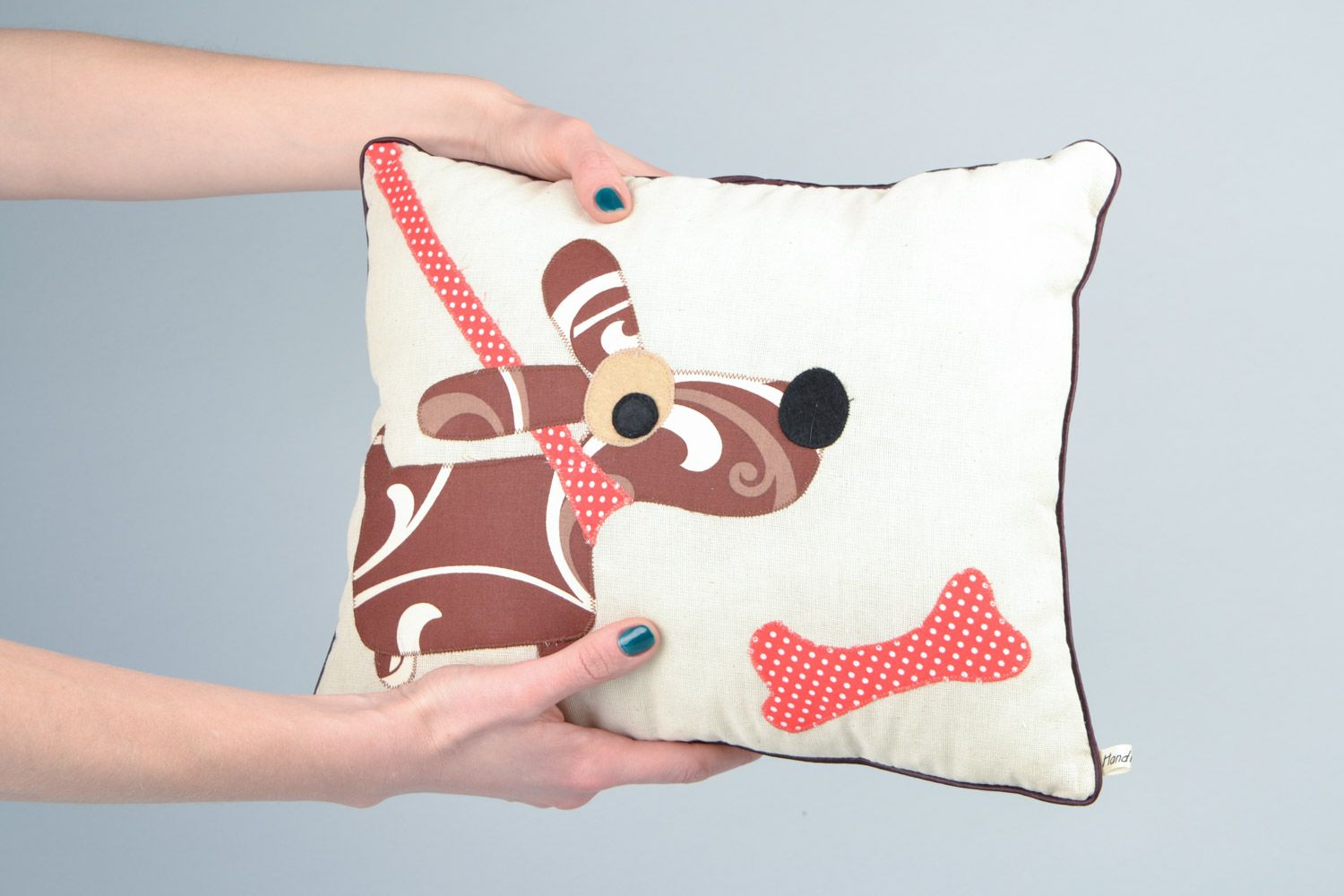 Мягкая диванная подушка из натуральных тканей ручного пошива Добрый пес фото 2