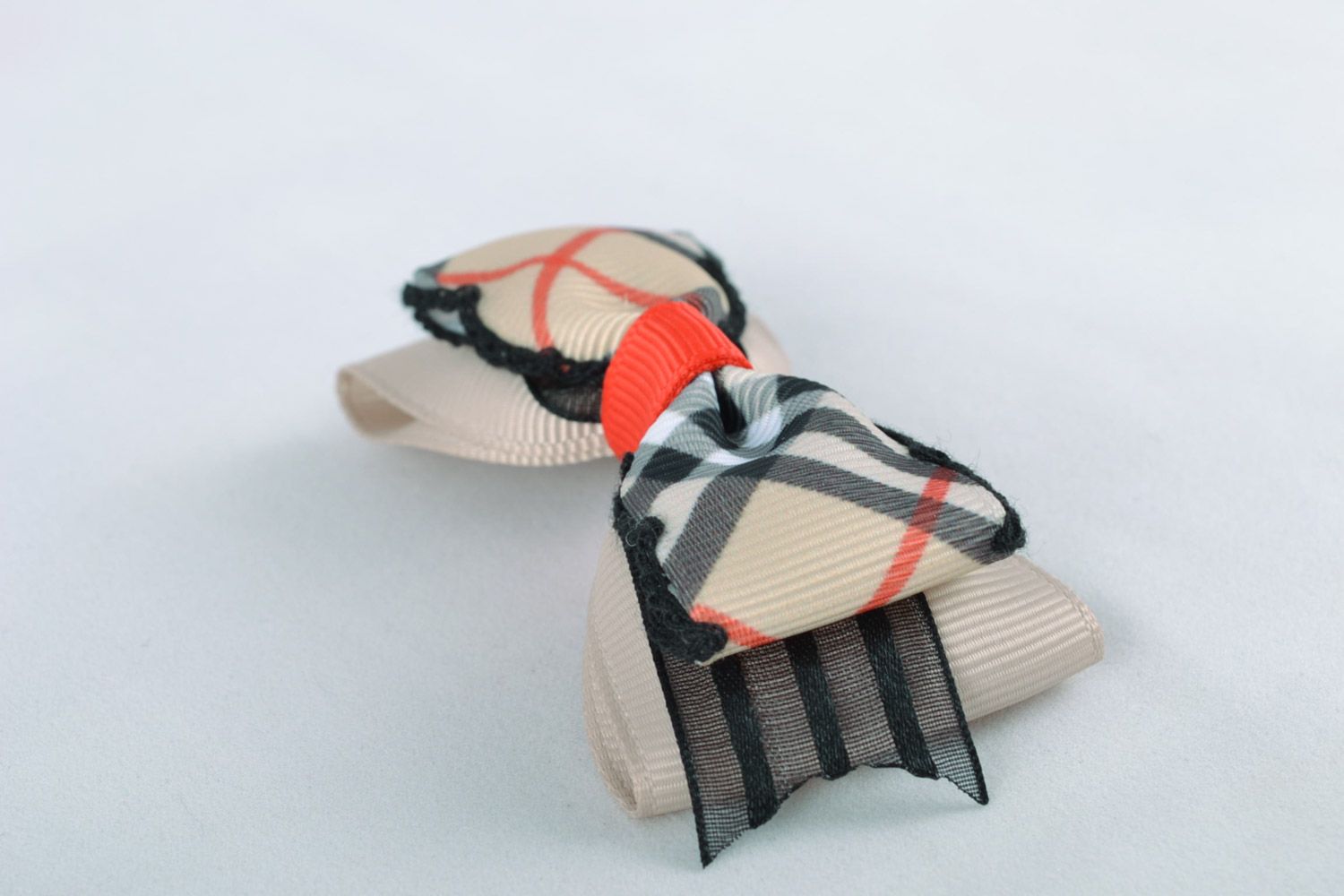 Schöne karrierte Schleife  aus Ripsbändern stilvoll Künstler Handarbeit  foto 5