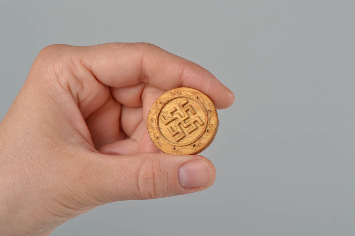 Handgemachtes rundes öko reines Holz Amulett für Schutz in Braun mit Symbolik  foto 2