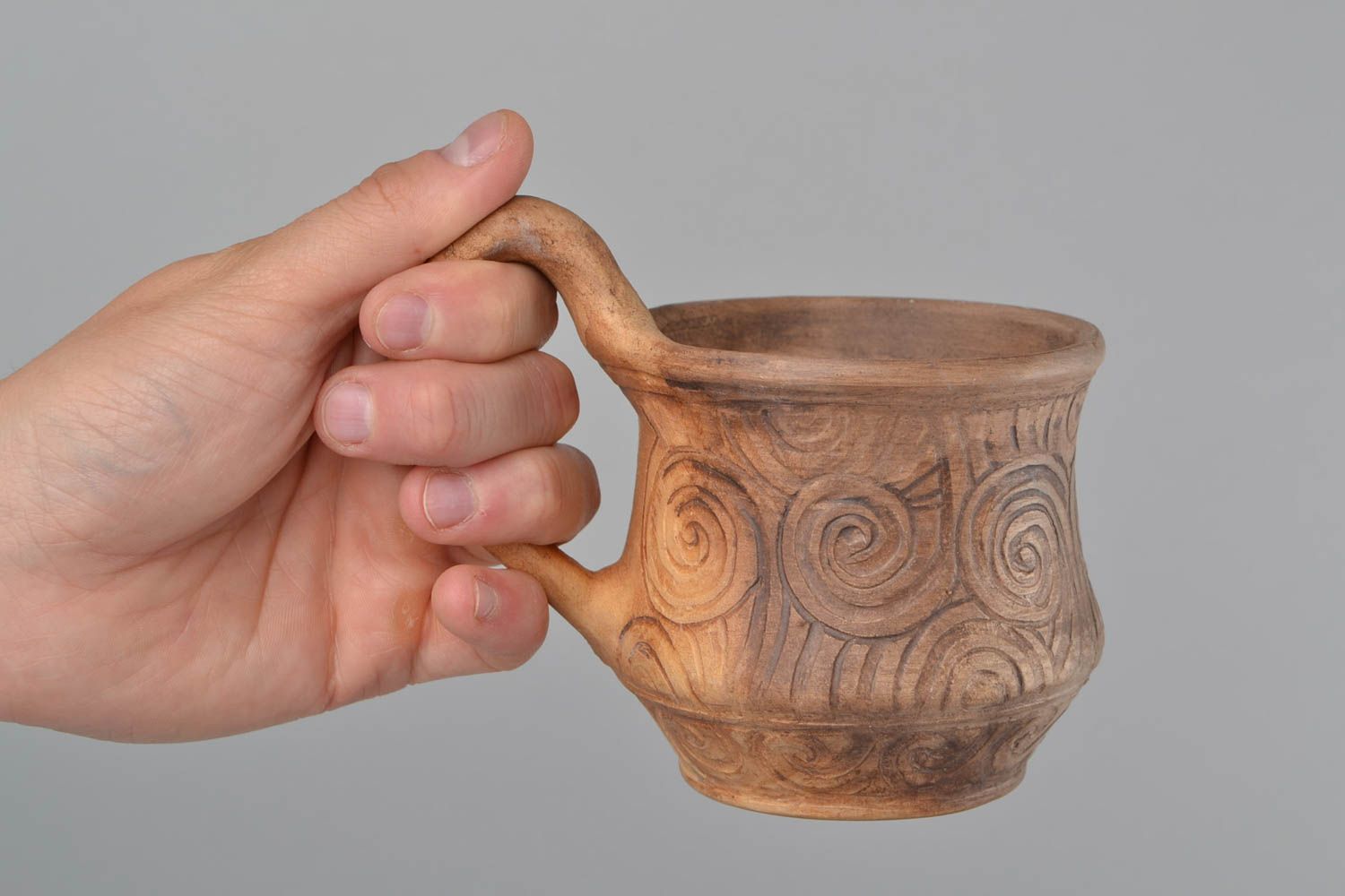 Глиняная чашка ручной работы в технике гончарства с орнаментом объемом 350 мл фото 2