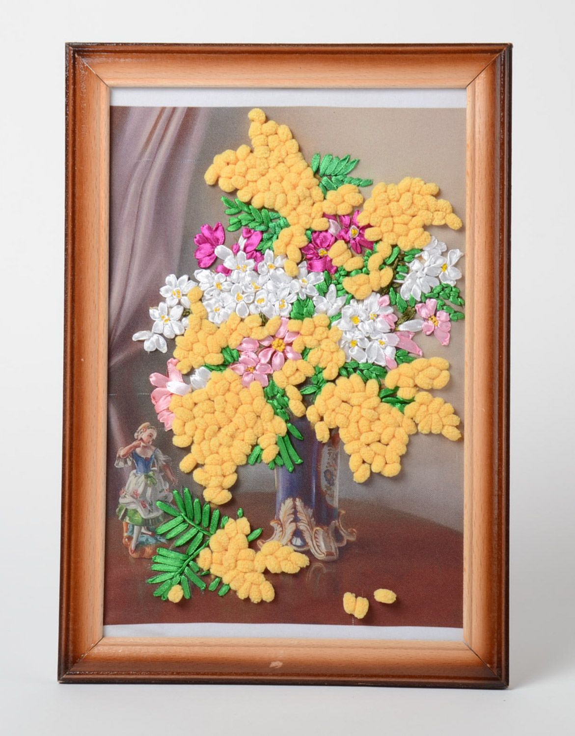 Вышитая картина с цветами из лент в деревянной раме красивая ручной работы фото 1