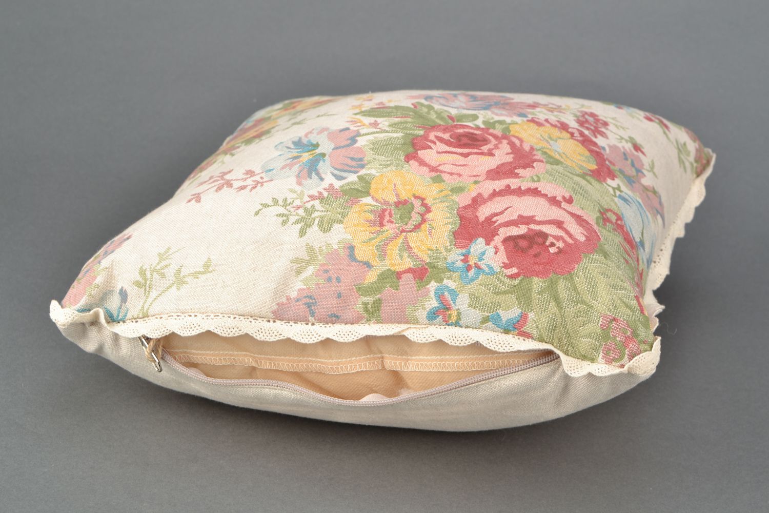 Мягкая диванная подушка для интерьера из ткани с кружевом фото 4