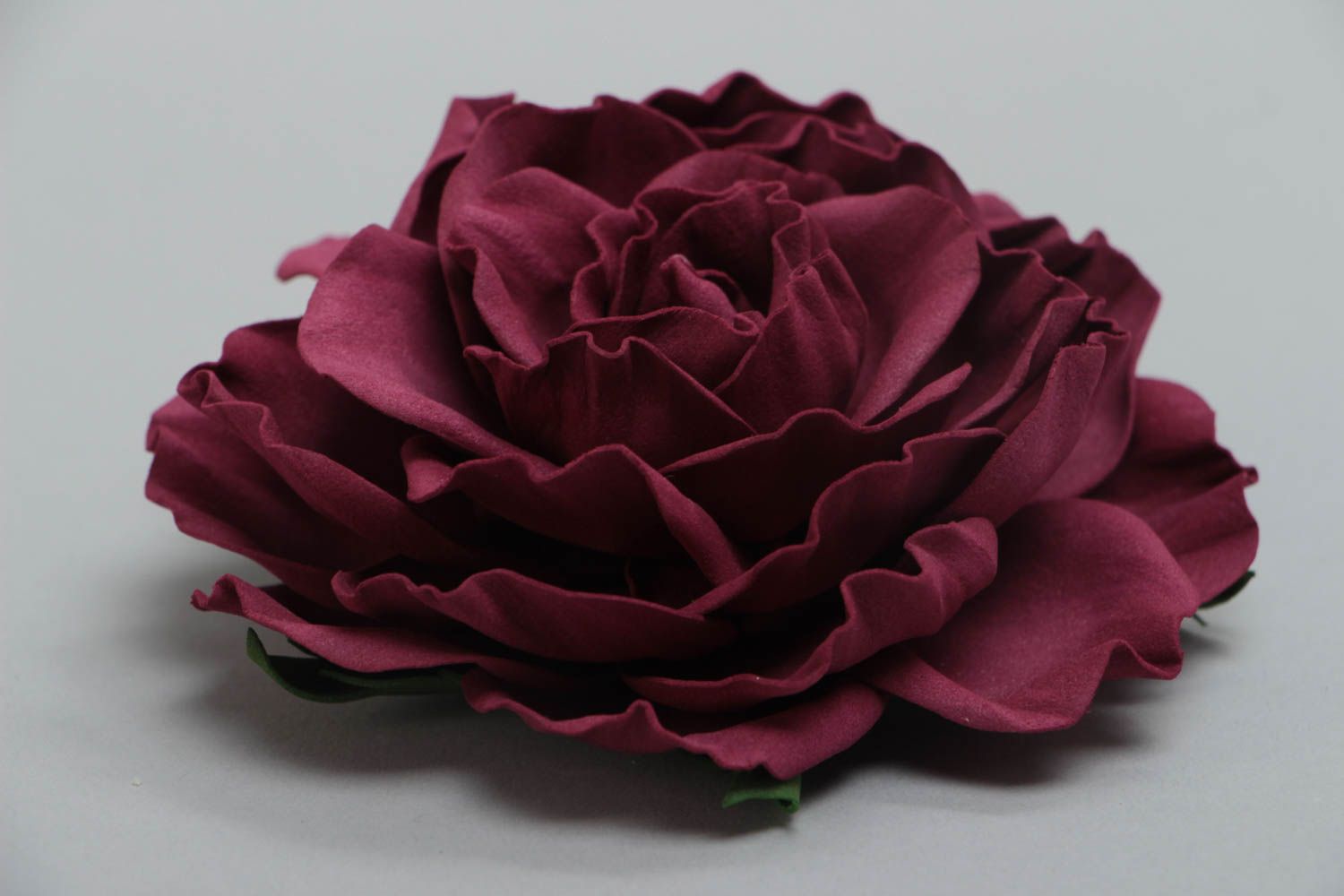 Брошь из фоамирана в виде пышной бордовой розы украшение ручной работы  фото 3