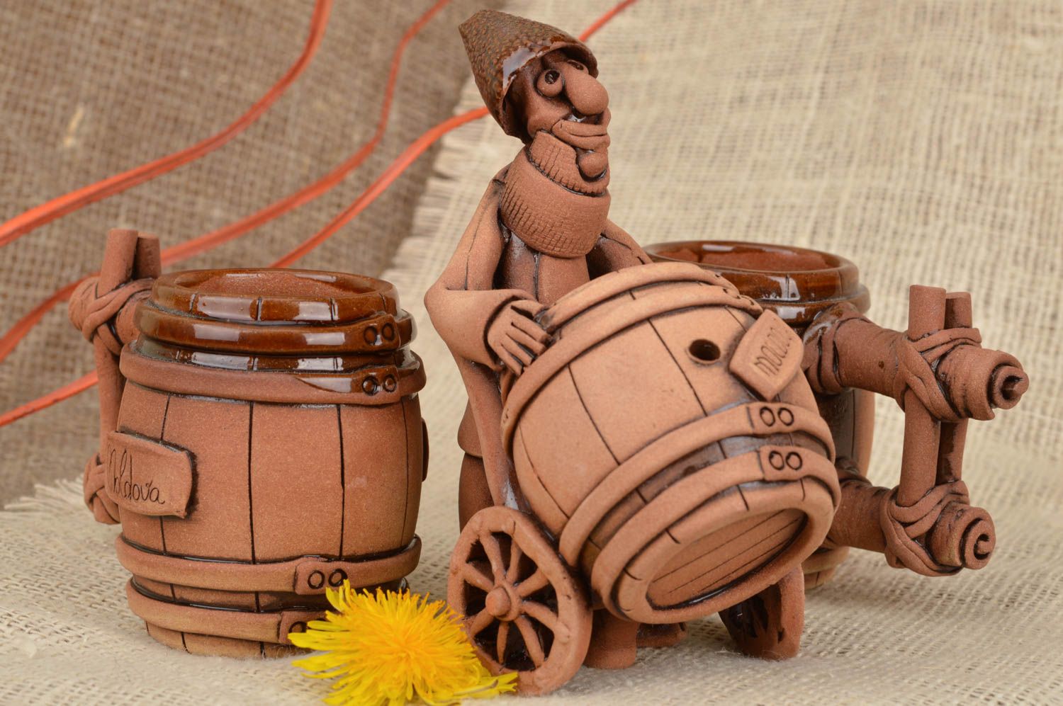Dos tazas originales y figura de vinicultor con barril artesanales de cerámica foto 1