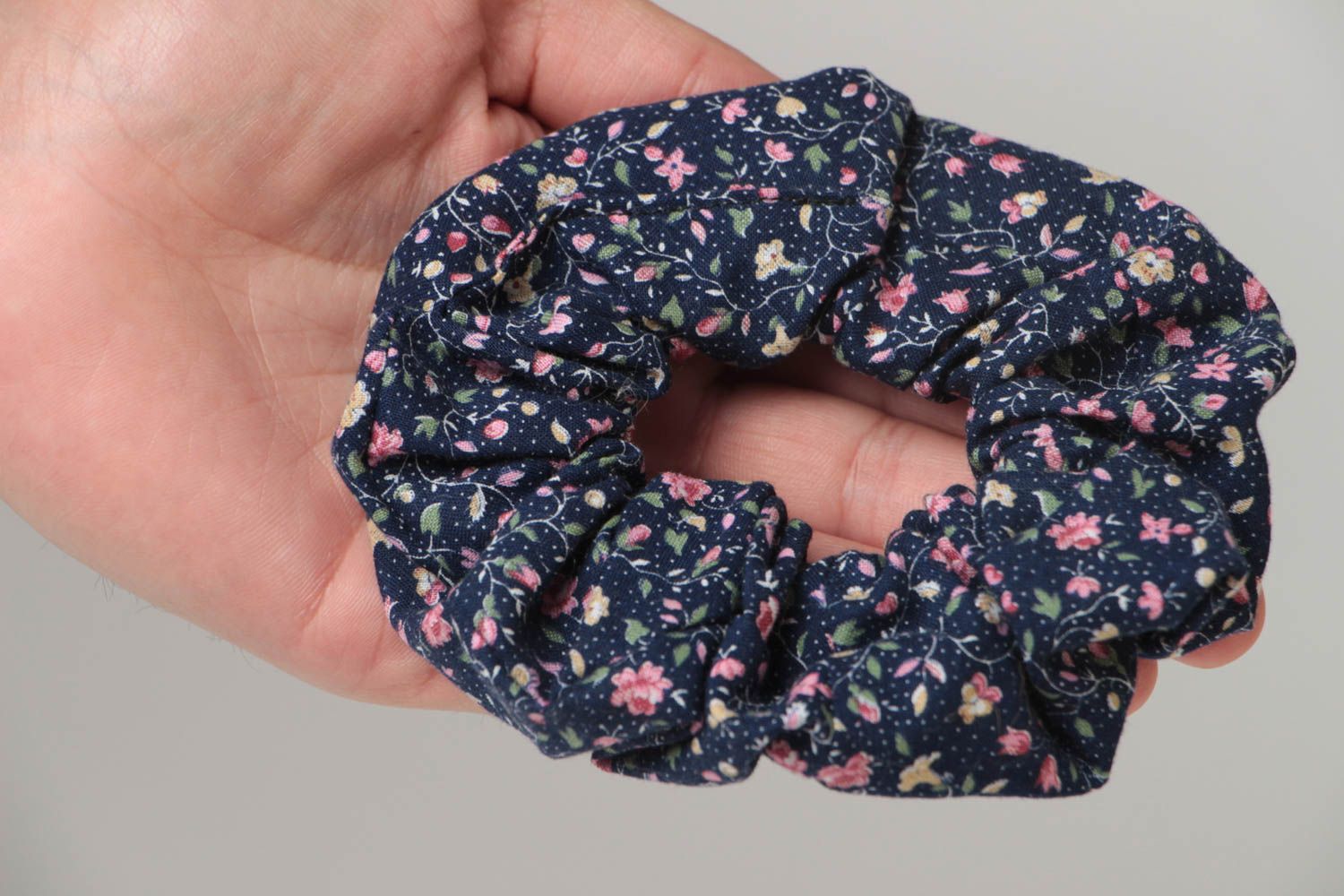 Élastique à cheveux simple bleu foncé à motif floral fait main en coton photo 5