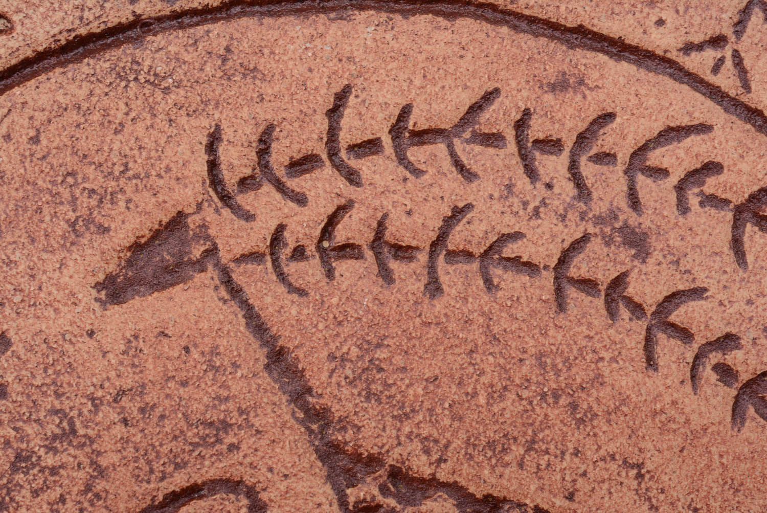Prato talismã de cerâmica Cervos celestiais feito de argila e pintado com engobes foto 5