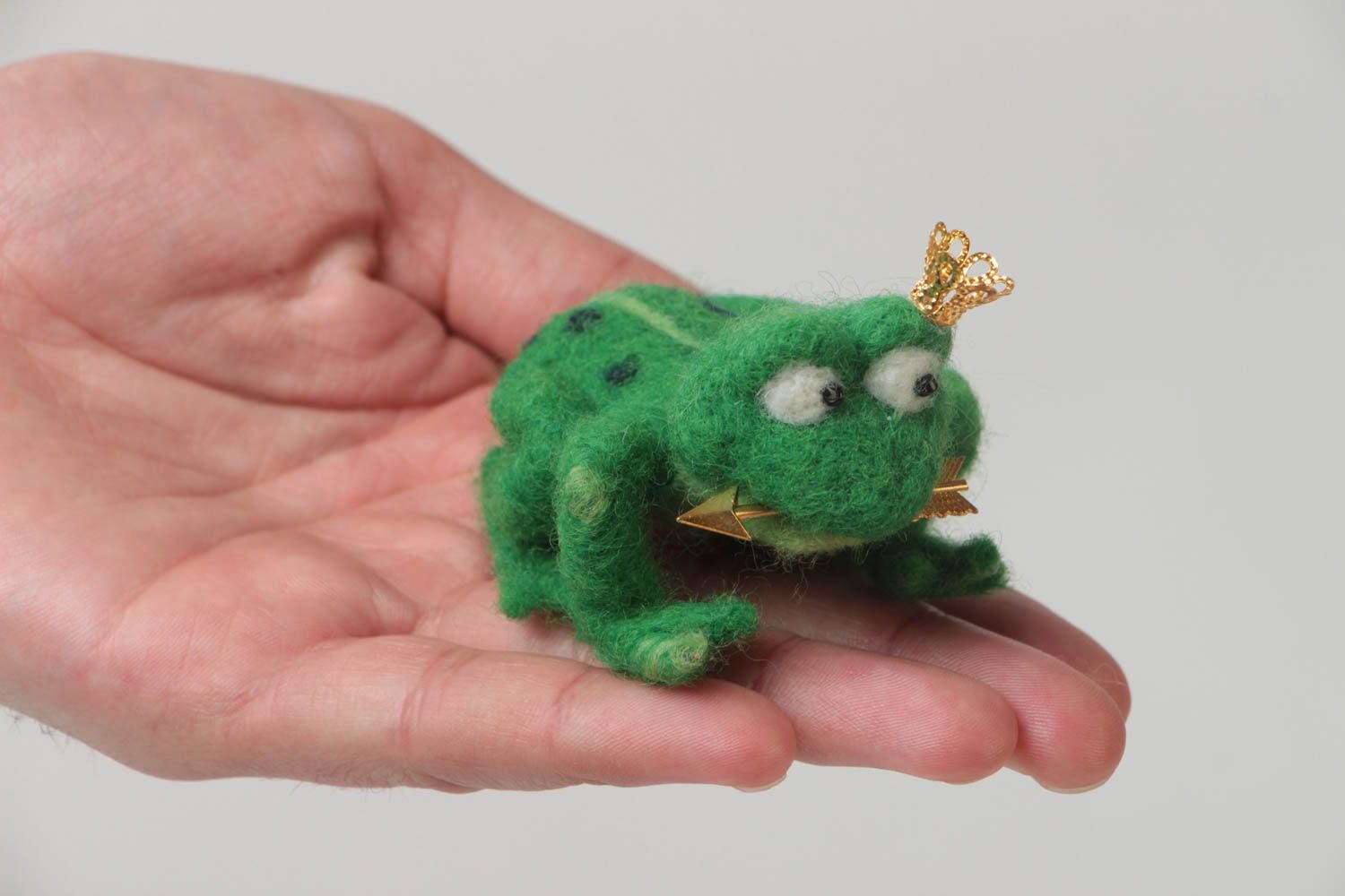 Figurine grenouille verte avec couronne et flèche en laine feutrée petite photo 5