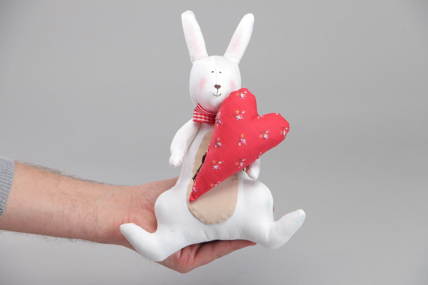 Мягкая игрушка ручной работы в виде зайца  фото 4