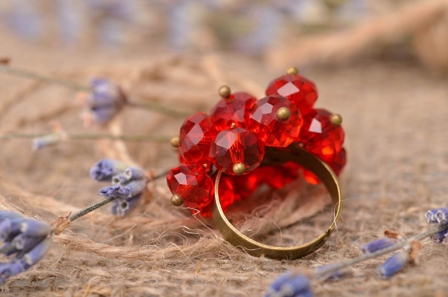 Необычное кольцо из стекляруса гранатового цвета аксессуар ручной работы фото 1