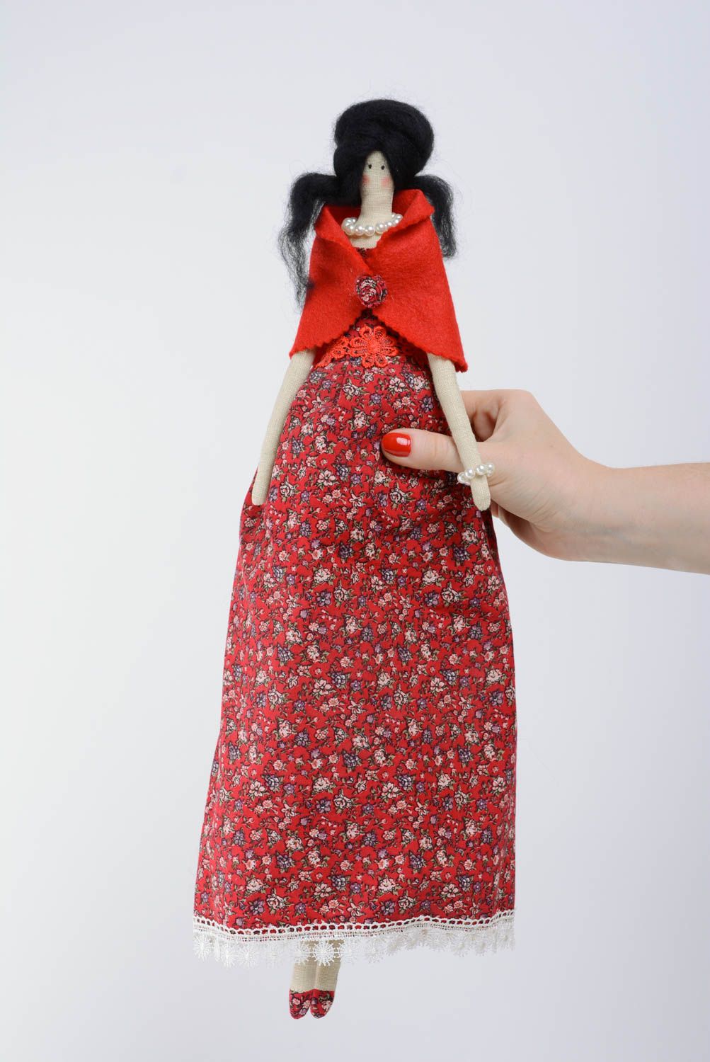 Poupée faite main aux cheveux noirs originale belle robe rouge en coton à motif photo 3