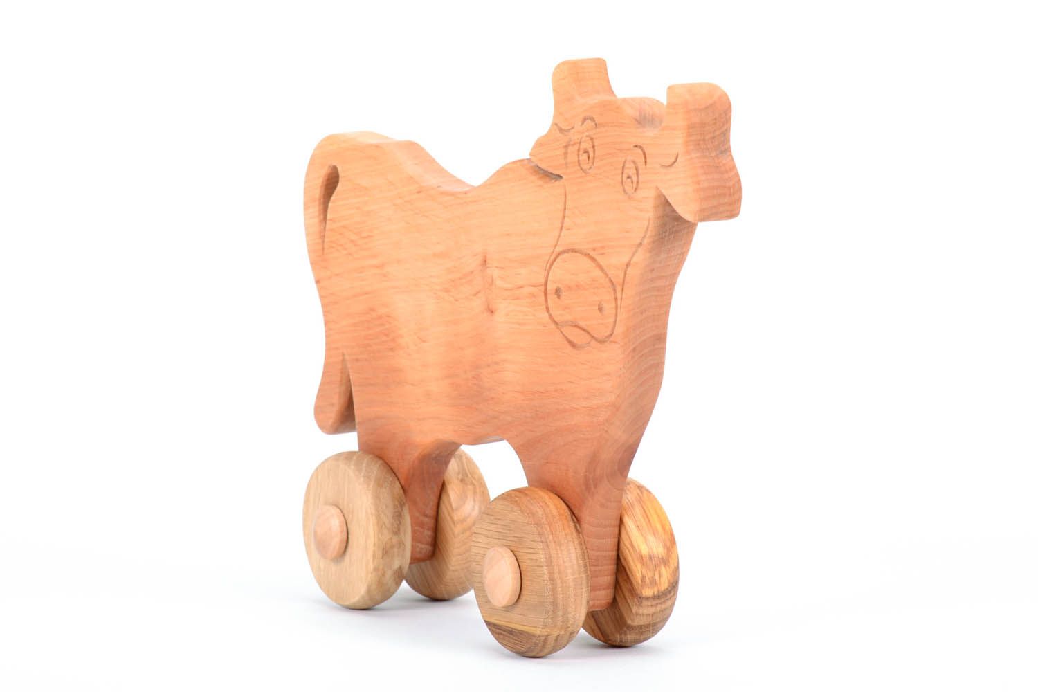 Vaca de madeira engraçada sobre rodas foto 4