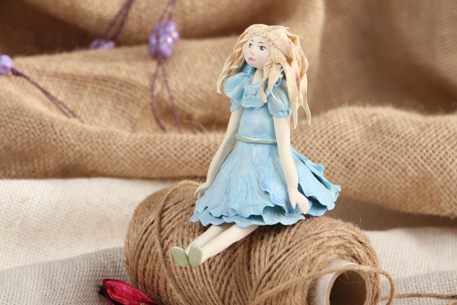 Spielzeug-Puppe im blauen Kleid foto 5
