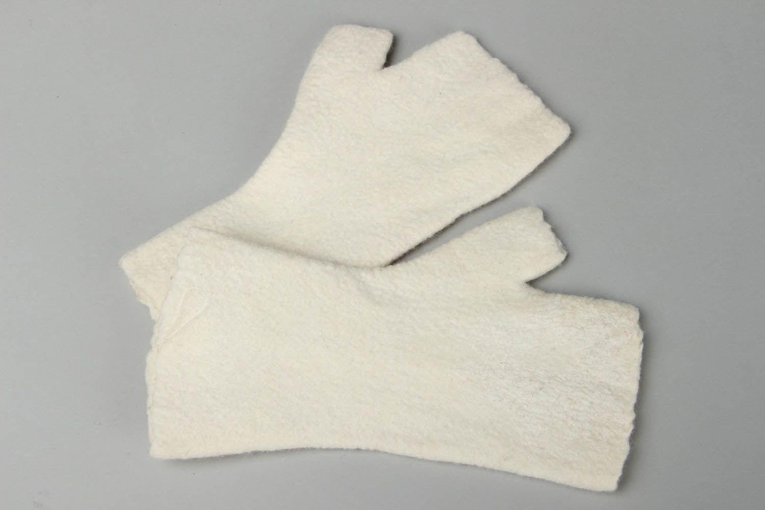 White wool mittens photo 1