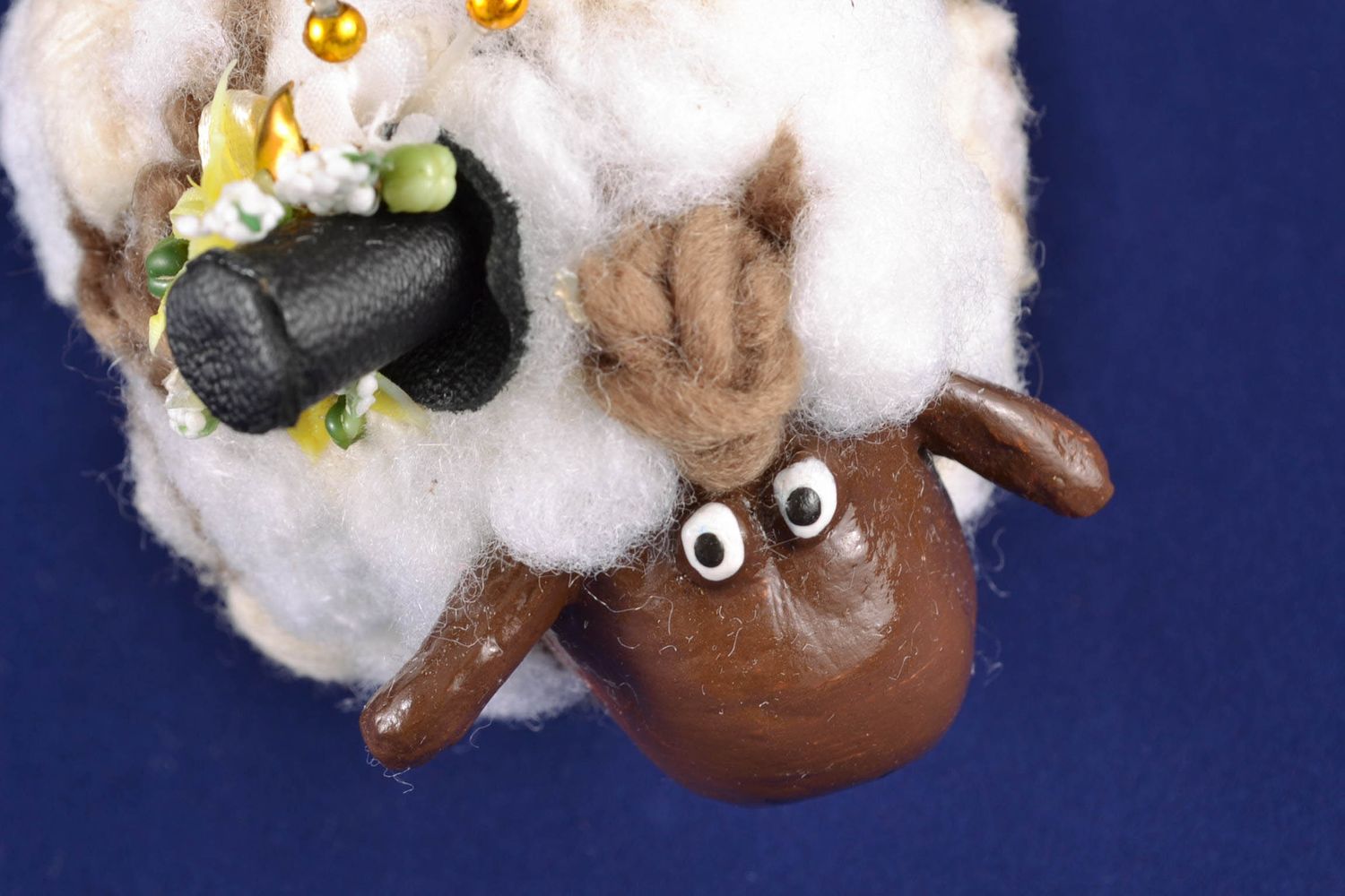 Фигурка из папье-маше овечка в цилиндре  фото 3