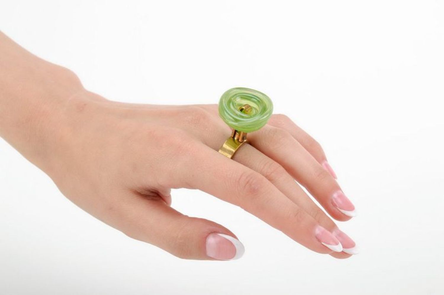 Перстень зеленый кольцо из стекла и металла фото 2