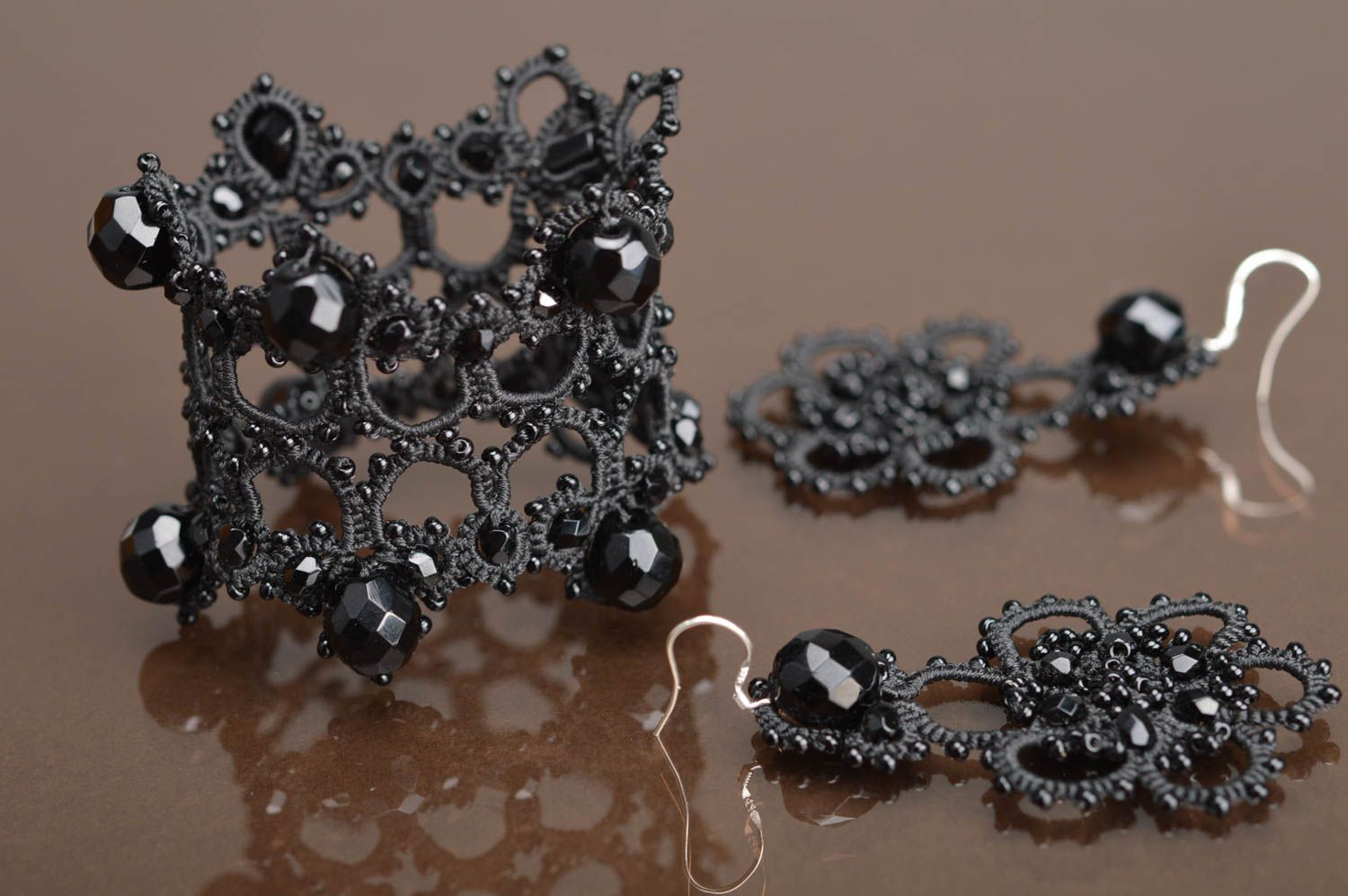Schwarzes Schmuckset Ajour Ohrringe und Armband mit Kristallen handmade foto 5