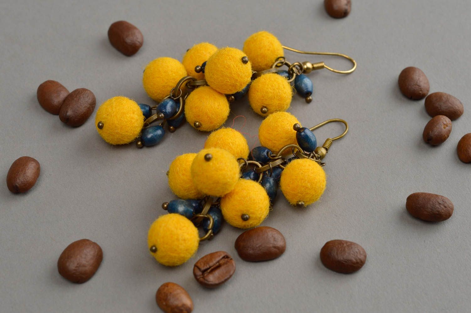 Шерстяные серьги грозди в технике валяния из шерсти желтые на крючках хенд мейд фото 1
