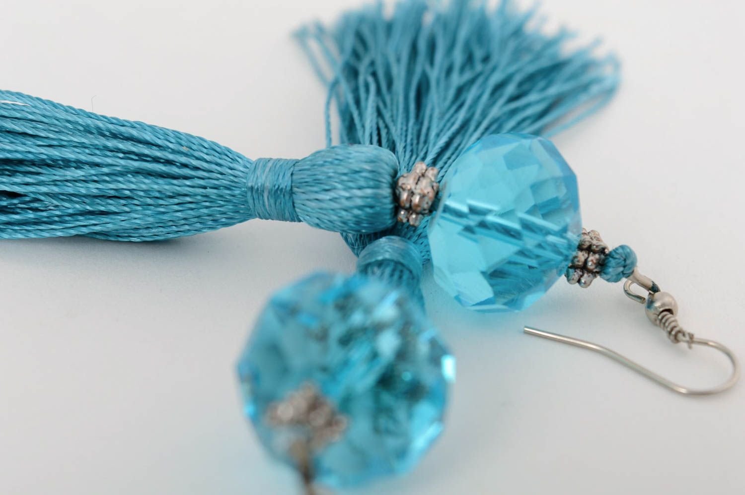 Longues boucles d'oreilles textiles franges perles de cristal bleues faites main photo 3