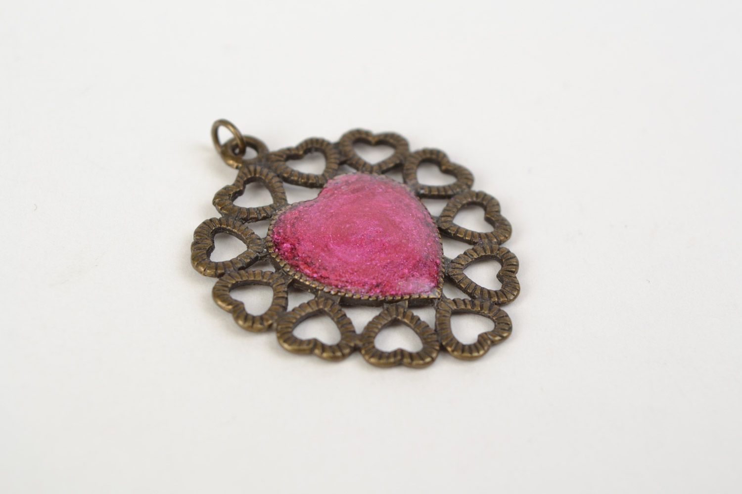 Кулон с розовым наполнителем в ювелирной глазури в виде сердечка ручной работы фото 3
