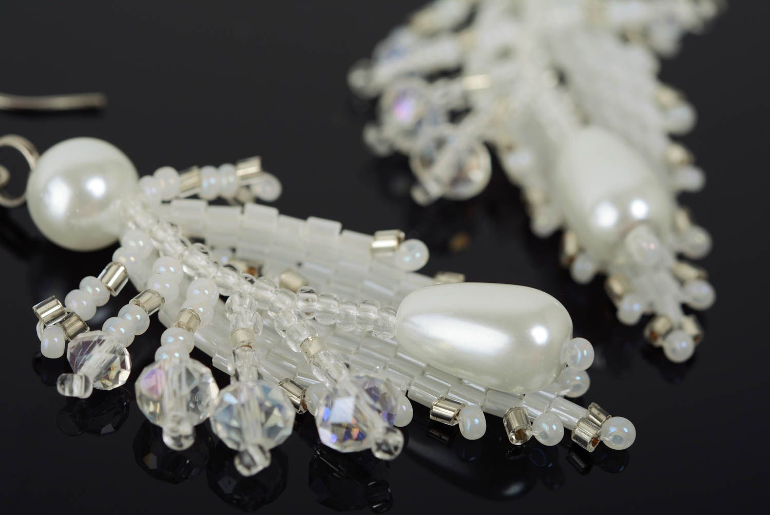 Boucles d'oreilles artisanales blanches en perles de rocailles faites main photo 4