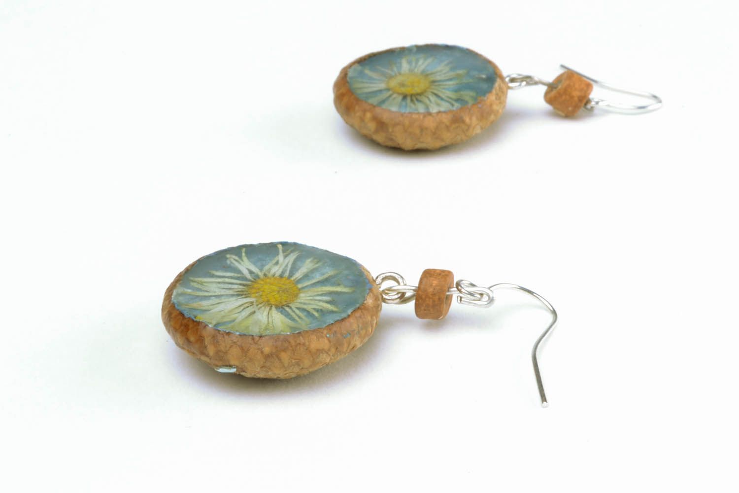Earrings made of acorns and daisies photo 4