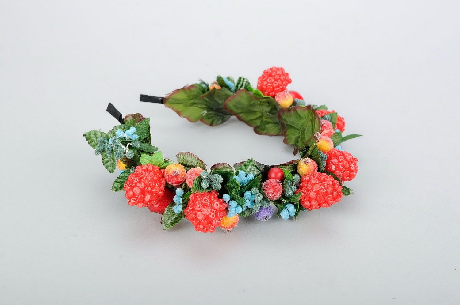 Ободок для волос с искусственными цветами и ягодами фото 1