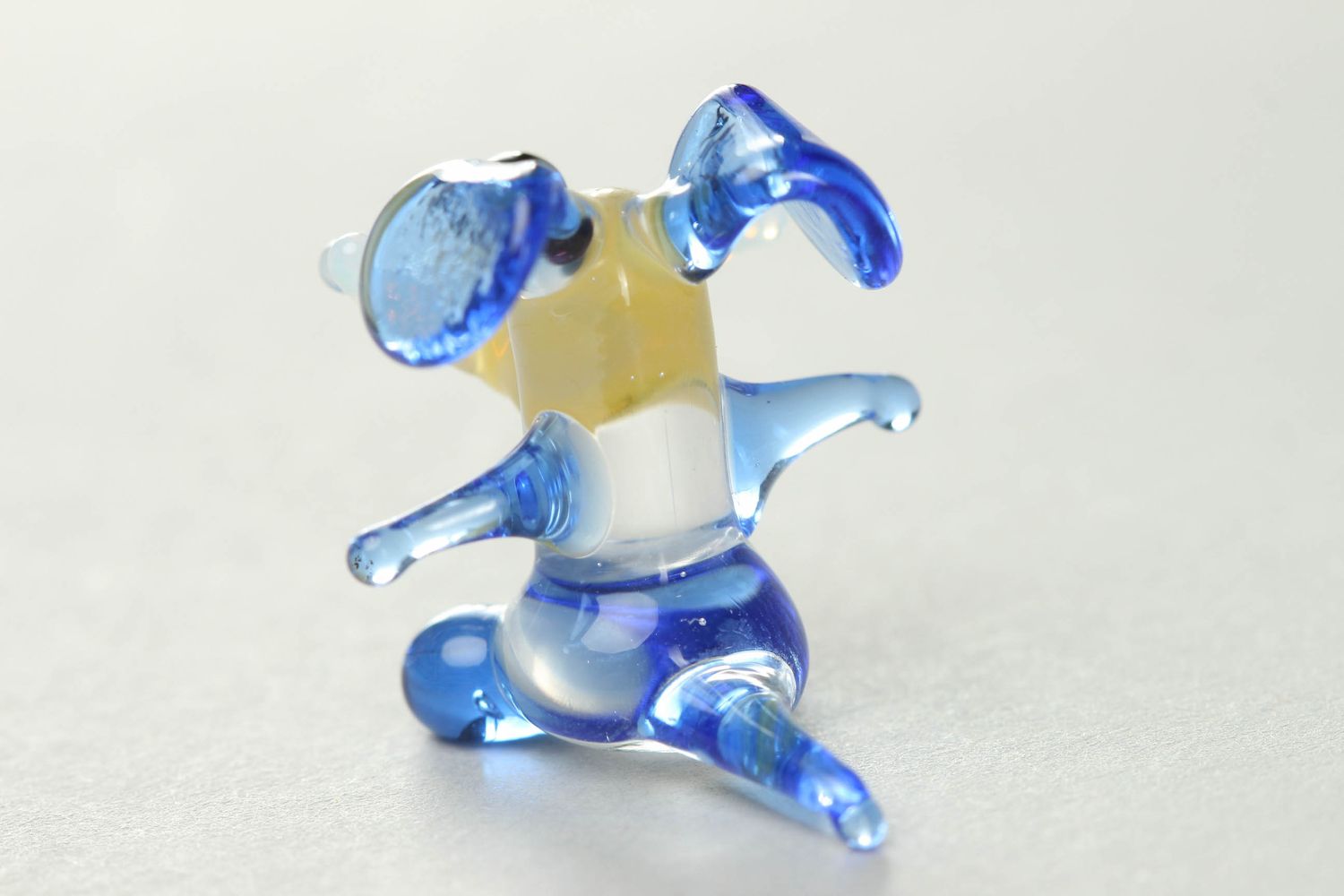 Миниатюрная фигурка из стекла в технике лэмпворк Собачка с косточкой фото 3
