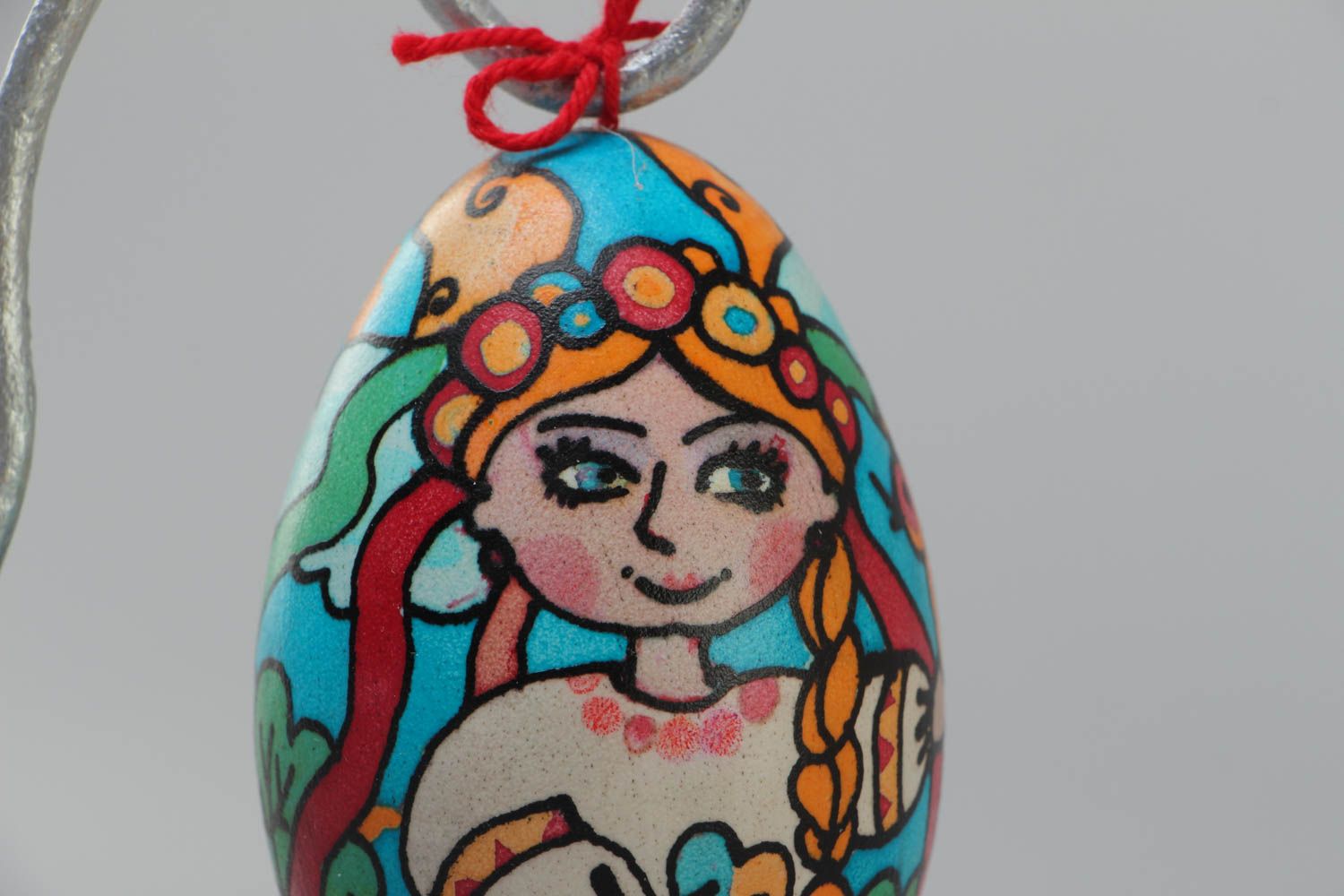 Huevo decorativo de Pascua en soporte artesanal con imagen de ucraniana foto 3