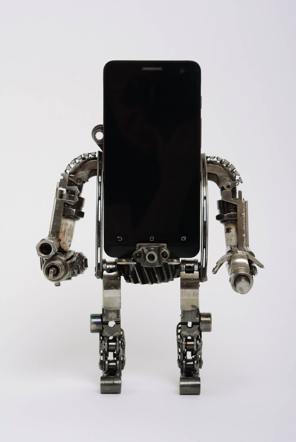 Оригинальная металлическая подставка под телефон в стиле техно арт ручной работы фото 1