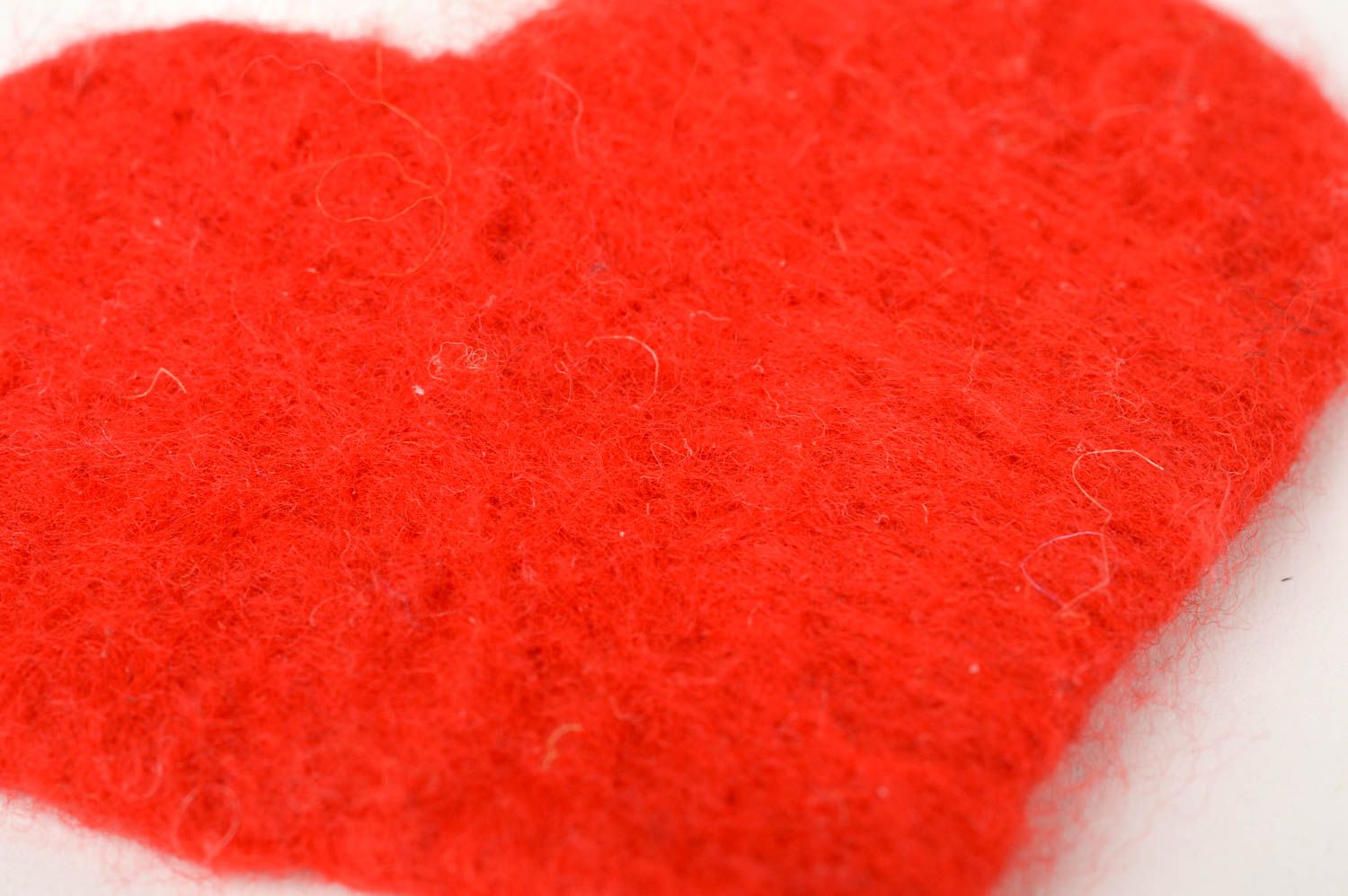 Broche coeur rouge Bijou fait main en laine feutrée Cadeau femme original photo 4