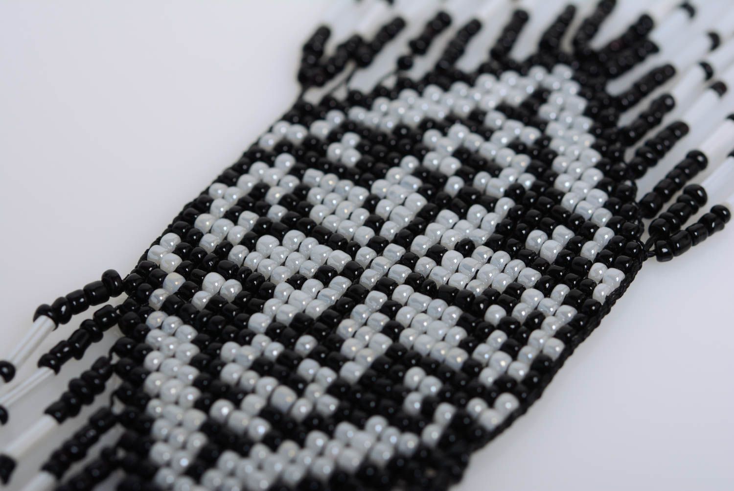 Joli collier en perles de rocaille long ethnique fait main blanc noir festif photo 2