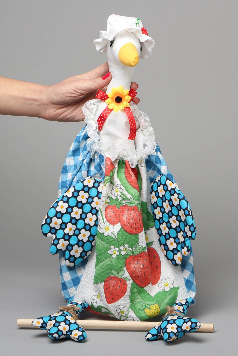 Muñeca artesanal para bolsas y toallas Gansa con el vestido  foto 3