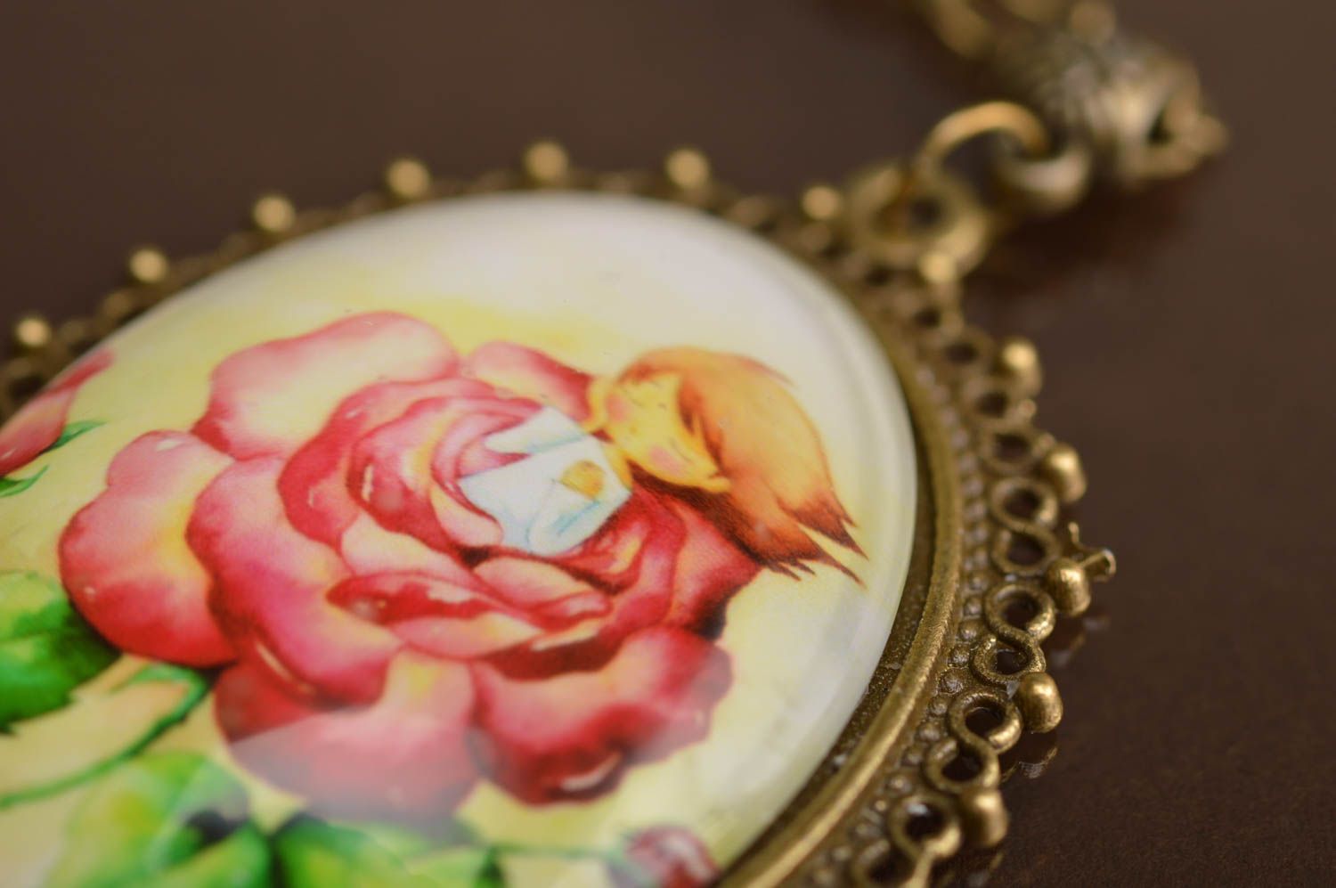 Künstlerischer ovaler Anhänger handmade mit Cabochon Mädchen auf der Rose schön foto 5