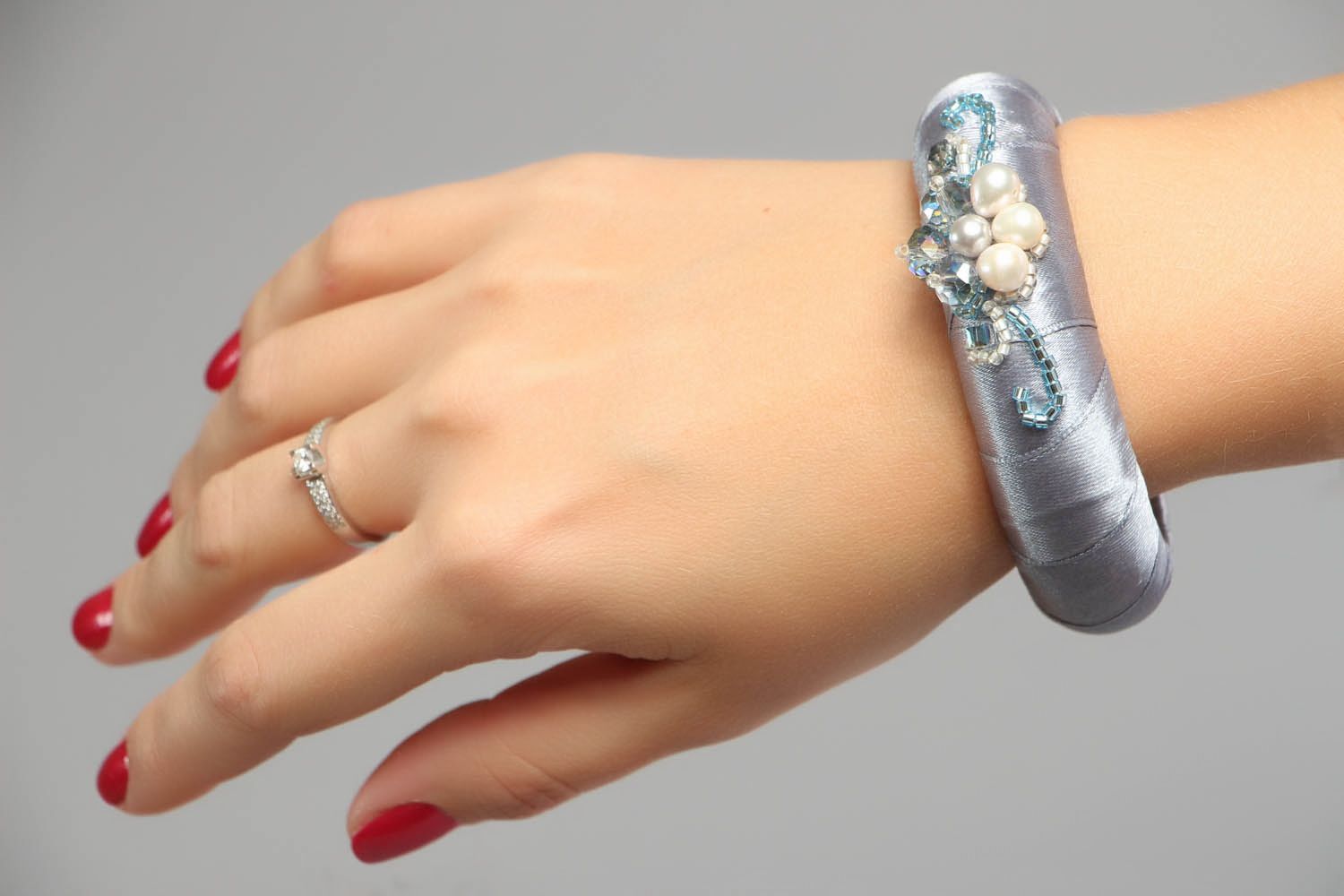 Armband mit Perlen und Glasperlen foto 4