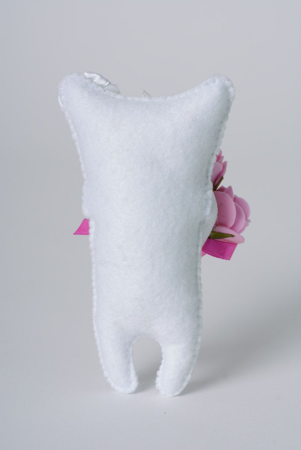 Мягкая игрушка белая кошечка с букетом цветов ручной работы красивая интерьерная фото 3