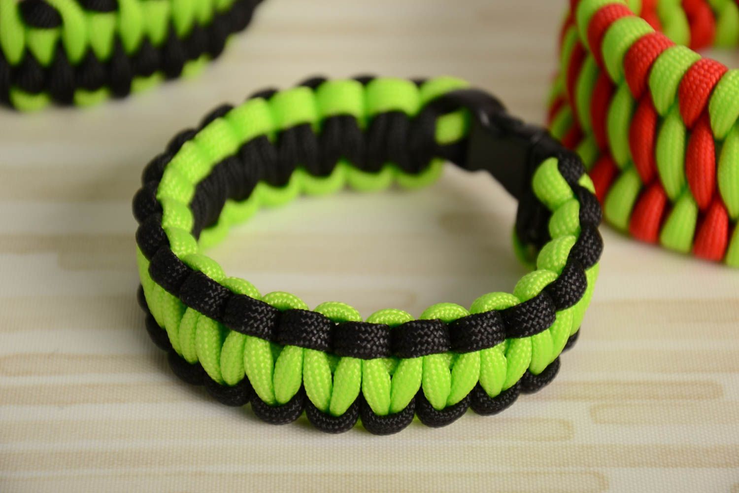 Bracelet en paracorde tressé fait main de survie vert-noir fermoir plastique photo 1