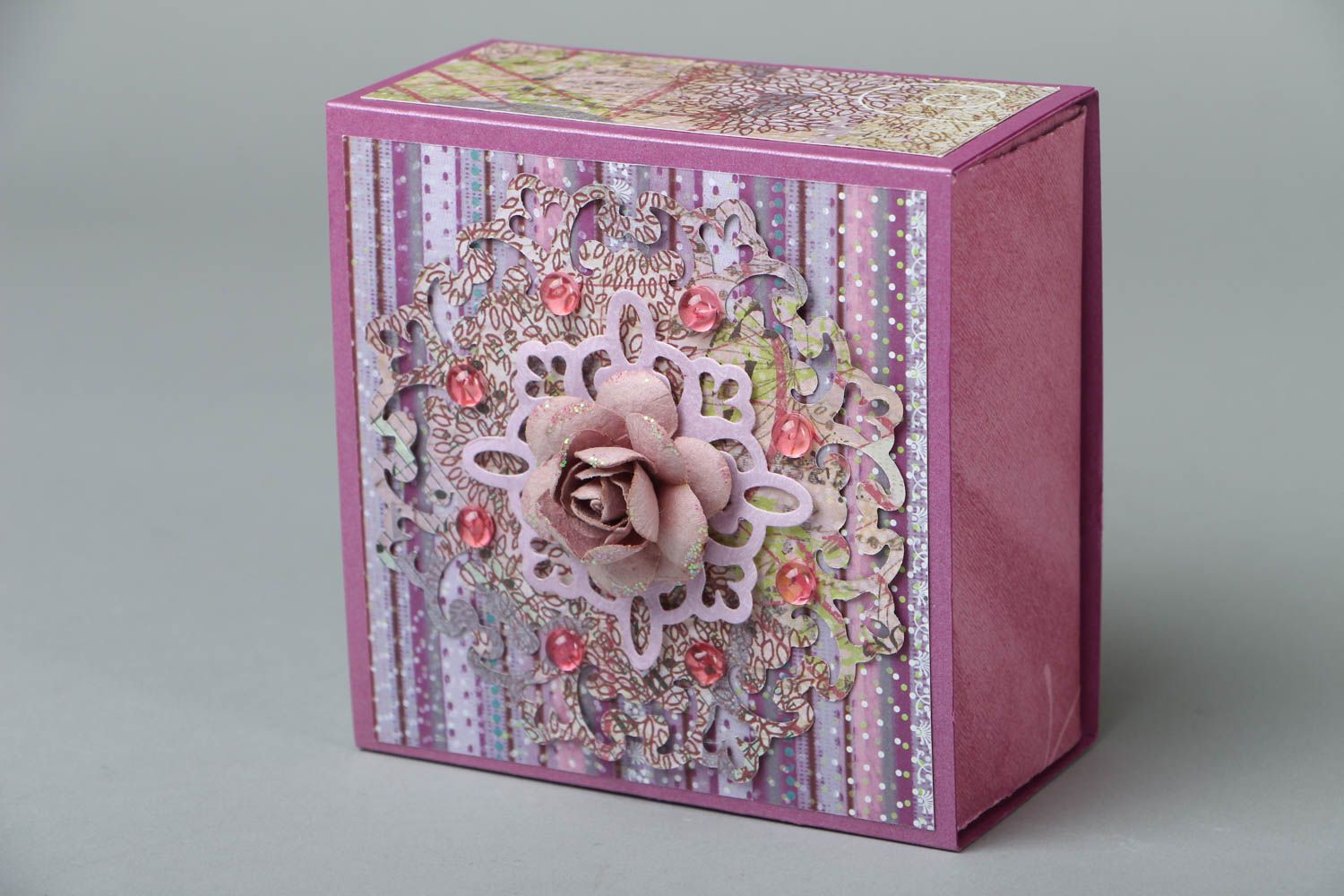 Boîte cadeau décorative faite main originale scrapbooking mauve avec fleur photo 2