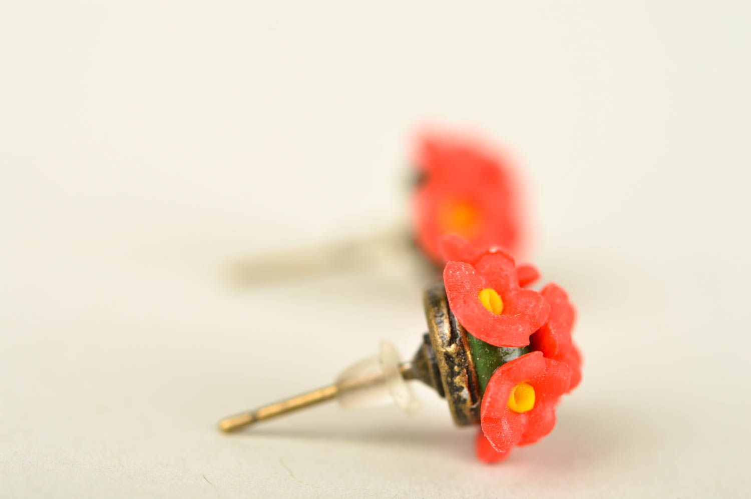Boucles d'oreilles puces Bijou fait main Cadeau femme avec fleurs rouges photo 5