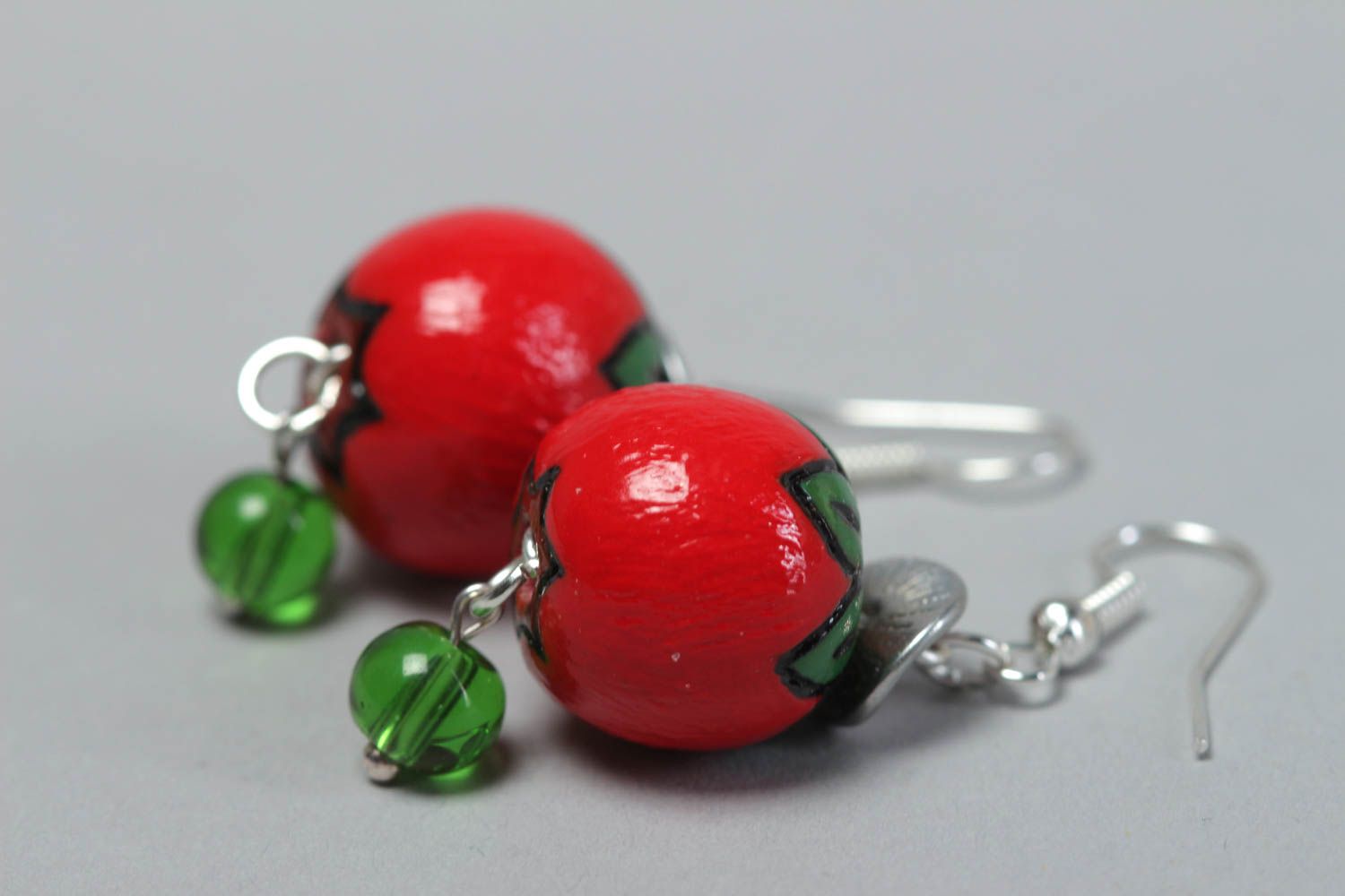 Handgemachte rote Kugeln Ohrringe aus Holz mit grünen Glasperlen für Damen foto 3