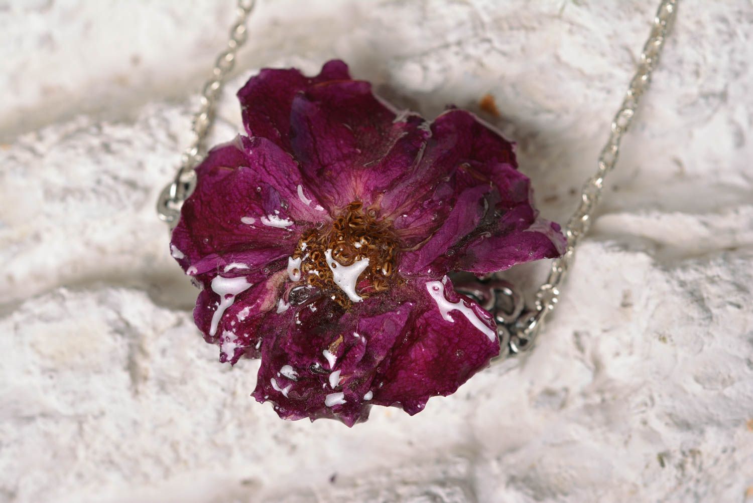 Шейный кулон подвеска ручной работы украшение из эпоксидной смолы с цветком фото 1