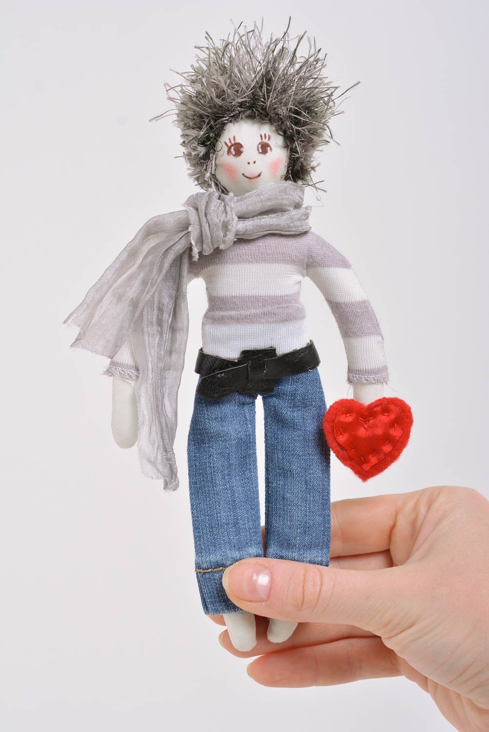 Kleine Künstler Puppe aus Stoff Junge mit Herzen in grauen Farbtönen Handarbeit foto 4