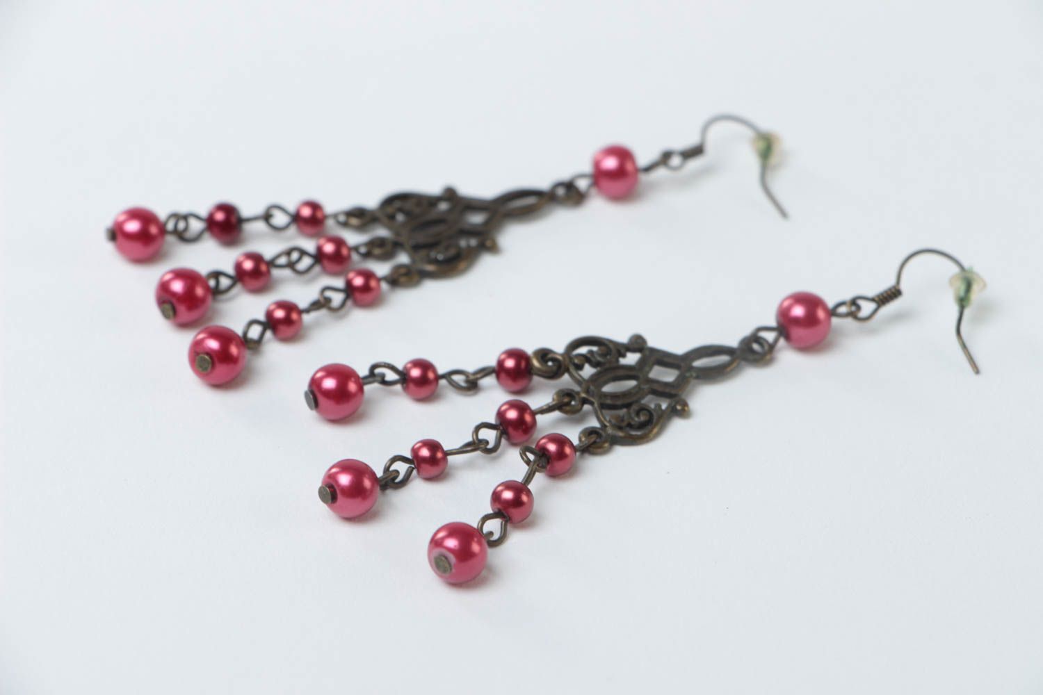 Handmade Designer Schmuck lange Ohrringe Accessoire für Frauen mit roten Perlen foto 3