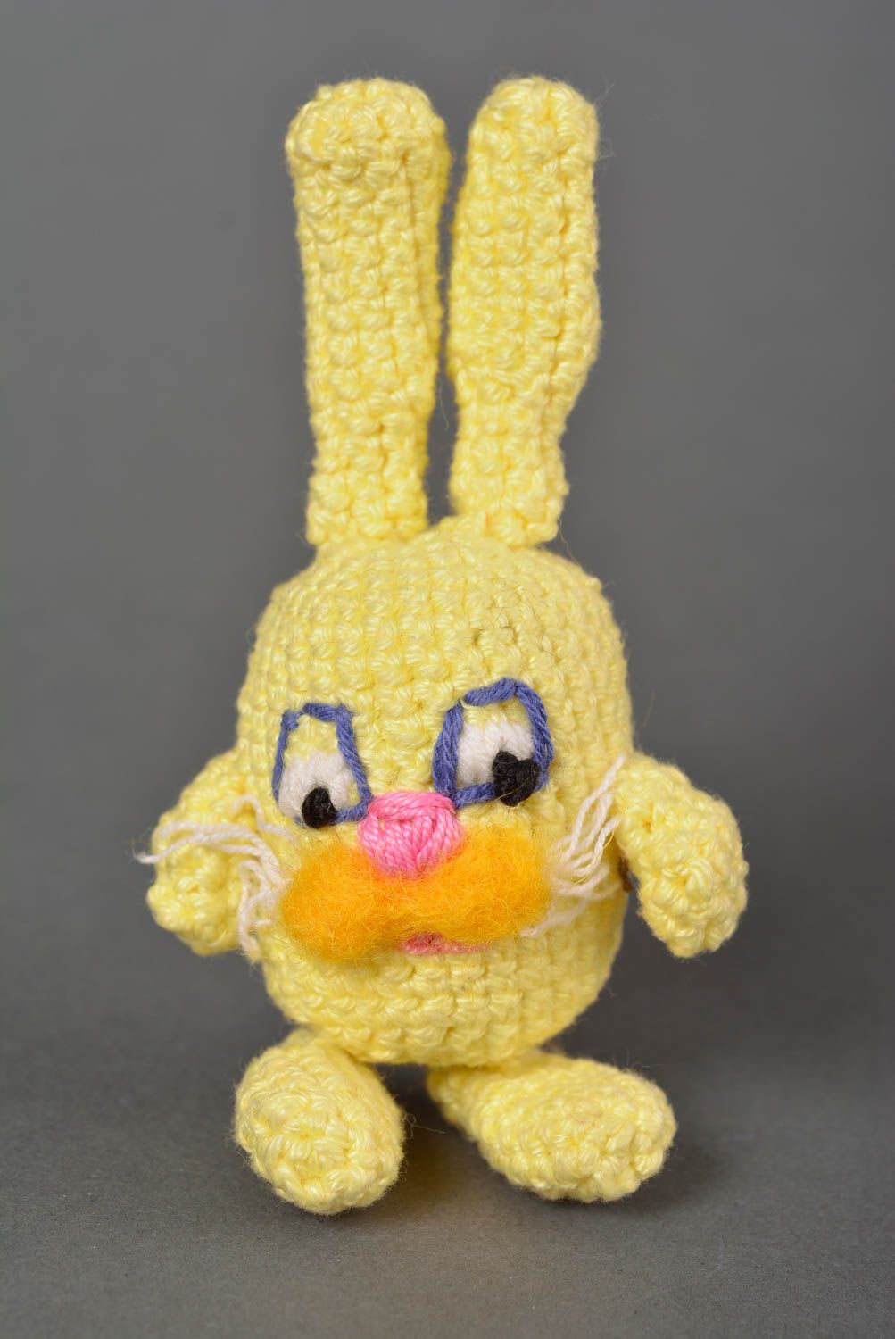 Jouet tricoté au crochet Peluche faite main Cadeau enfant original Lapin jaune photo 1
