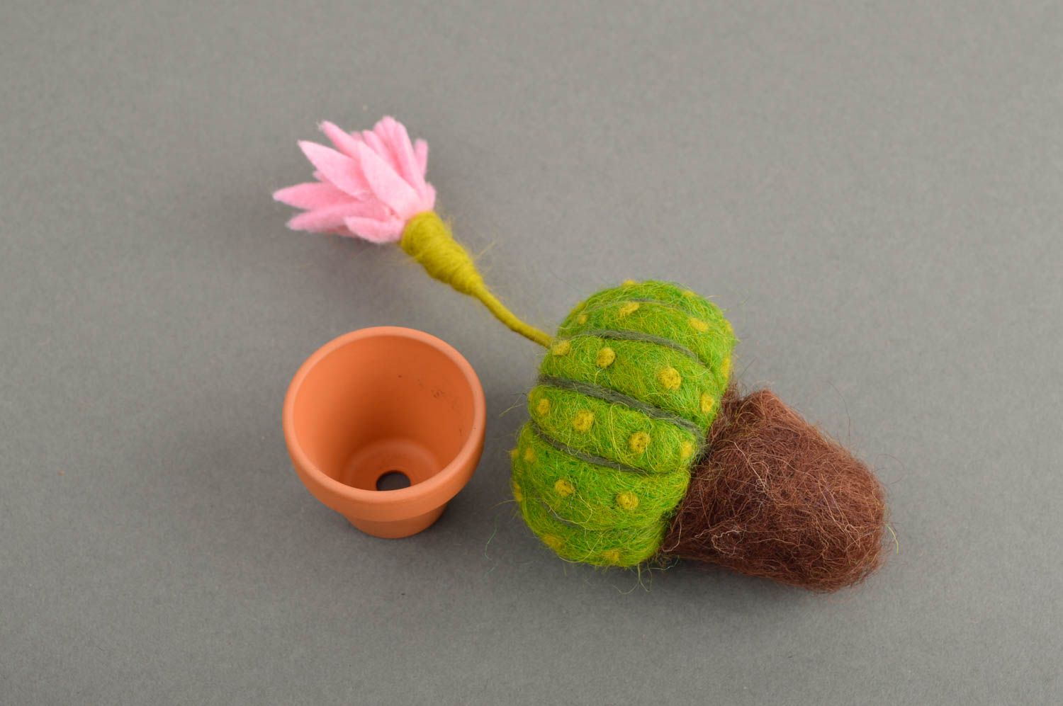 Искусственный цветок ручной работы цветок из шерсти  валяной цветок кактус фото 5