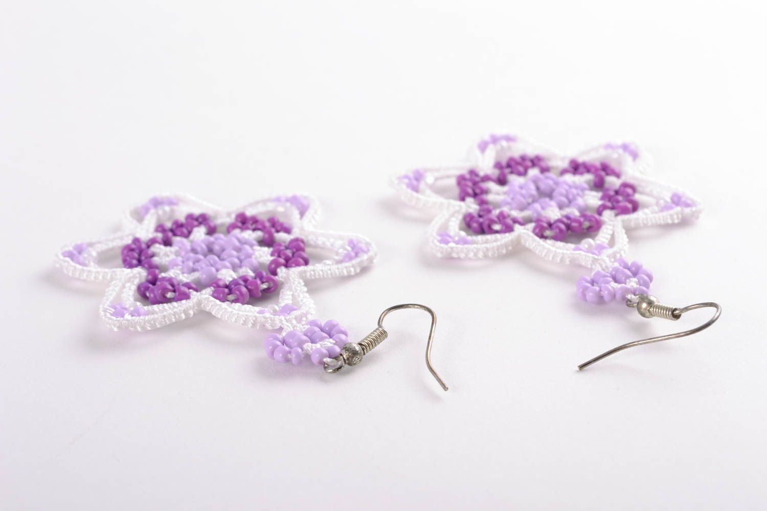Boucles d'oreilles tricotées fleurs mauves faites main frivolité pour femme photo 5