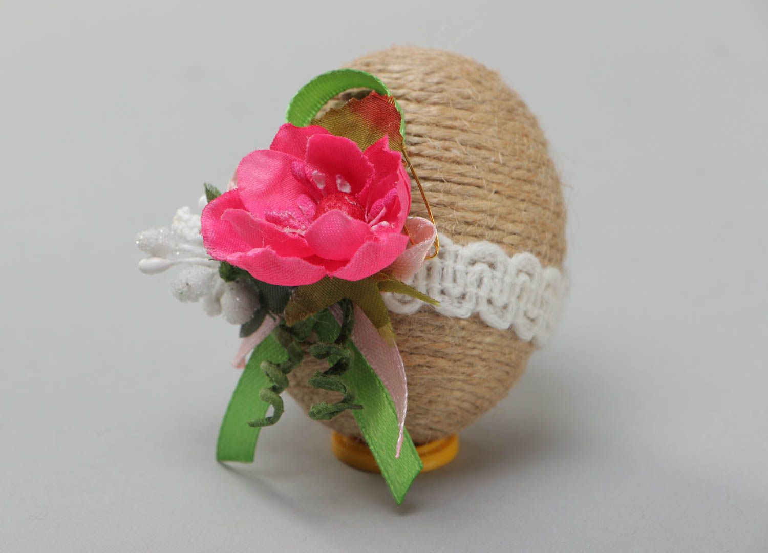 Huevo de Pascua de madera artesanal envuelto en bramante con flores  foto 2