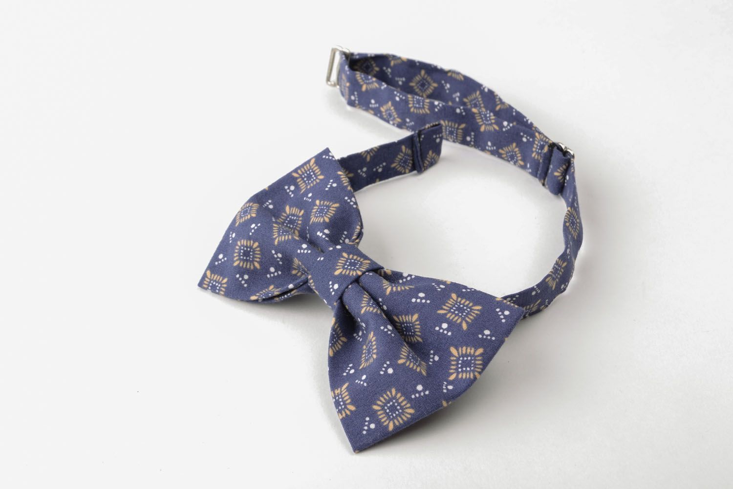 Bow tie with print photo 3